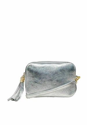 Petit sac bandoulière rectangulaire en cuir argenté avec sangle amovible et fermeture éclair à pompon sur fond blanc uni.