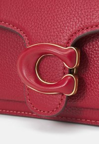 COACH POLISHED PEBBLE COVERED TABBY  - Bolso de mano - enamel red