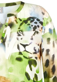 Shirt mit Aquarell-Stil Leopardengesicht und abstrakten grünen, blauen und braunen Mustern auf dem Stoff, mit rundem Halsausschnitt und Schlitz.