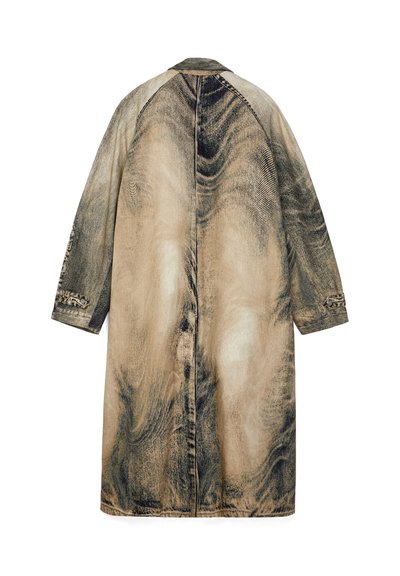 Long manteau beige et noir usé avec col et poignets boutonnés, présenté de dos sur un fond blanc.