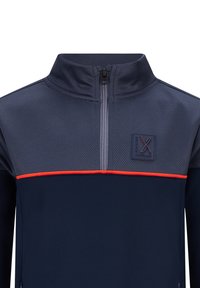 Pullover navy a mezza zip con parte superiore testurizzata, sezione inferiore uniforme, striscia di accento arancione e patch del logo sul petto.