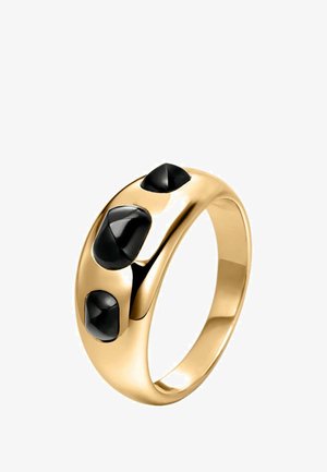 Anillo de oro con tres acentos de piedra negra, dos en forma de lágrima y uno redondeado. Superficie lisa y pulida con un diseño de banda ancha.