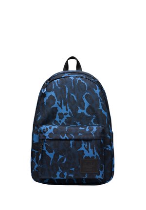 Mochila con estampado abstracto de animales en azul y negro, bolsillo frontal con cremallera y asa superior negra.
