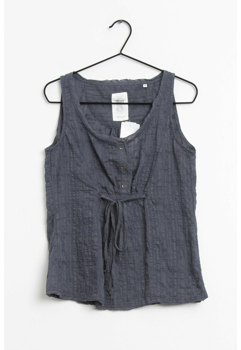 Šedý top bez rukávů s texturovaným vzorem, knoflíky vpředu a detailem na zavázání v pase, vyrobený z lehkého materiálu.