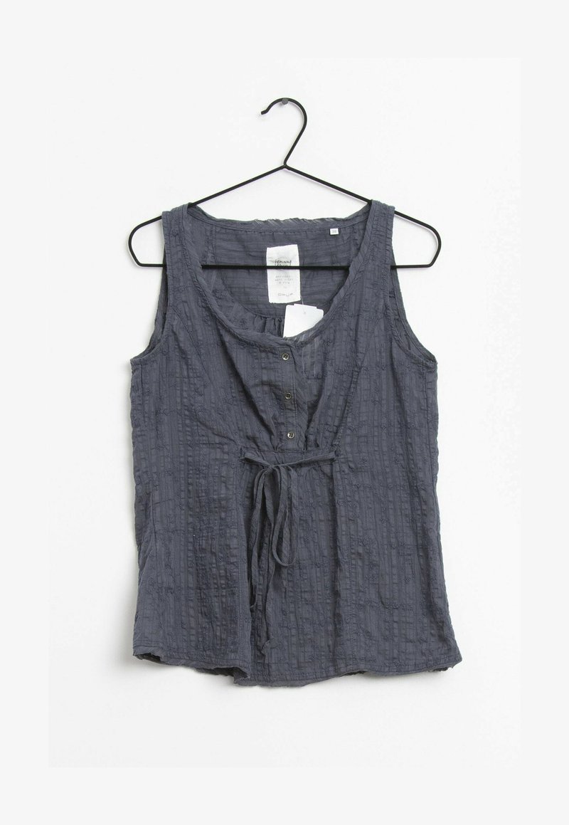 Šedý top bez rukávů s texturovaným vzorem, knoflíky vpředu a detailem na zavázání v pase, vyrobený z lehkého materiálu.