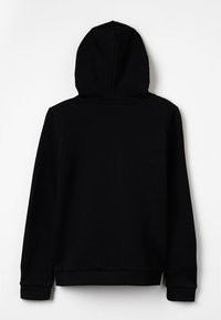 Felpa nera con una texture morbida, dotata di cappuccio con cordini, maniche lunghe e orlo a coste. Il retro è senza cuciture e privo di dettagli aggiuntivi.