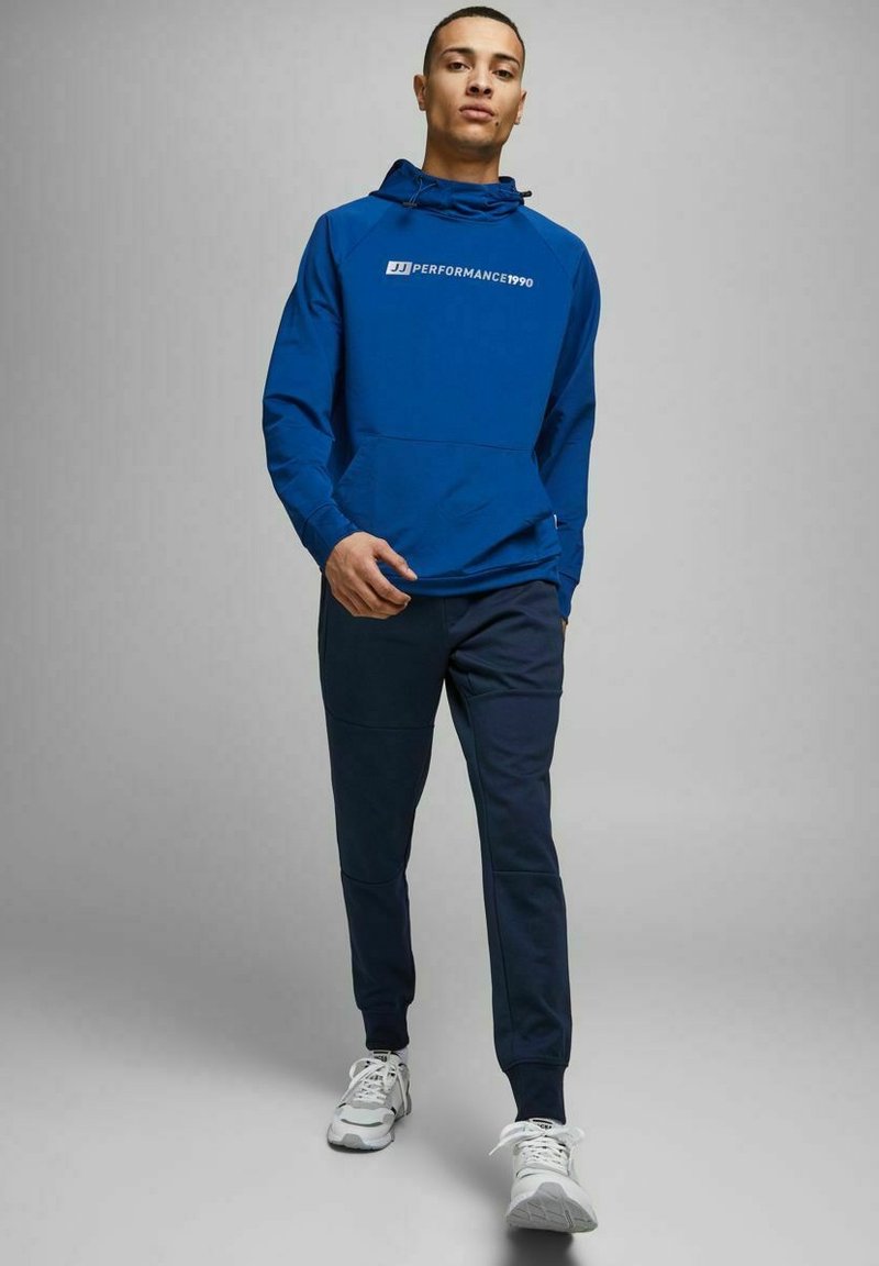 Herren Trainingsanzüge | Jack & Jones SWEATHOSE WILL JAIR Jogginghose navy blazer/dunkelblau - RM10444 Herren Trainingsanzüge | Jack & Jones SWEATHOSE WILL JAIR Jogginghose navy blazer/dunkelblau - RM10444