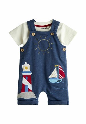 Tutina blu per bambino piccolo con camicia bianca applicata, decorata con un sole giallo, un faro rosso e bianco e un'applicazione di una barca a vela.