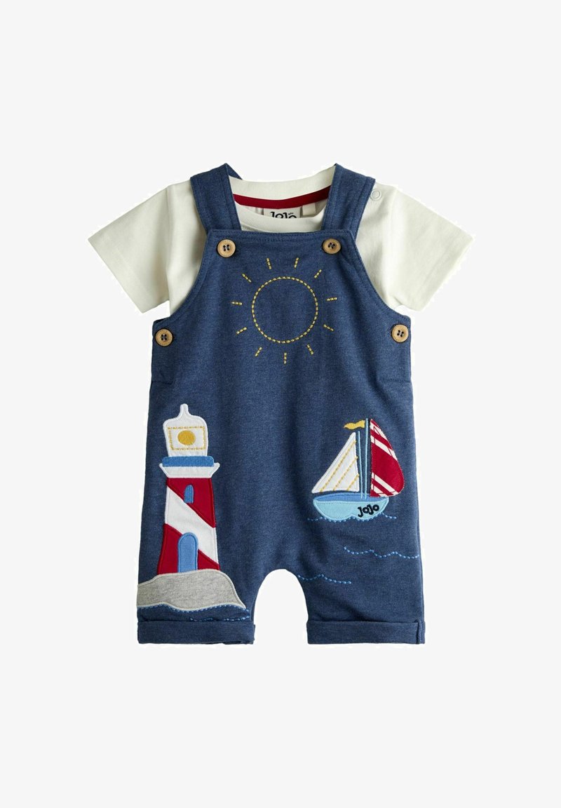 Niebieski kombinezon dla malucha z dołączoną białą koszulką, zdobiony aplikacją z żółtym słońcem, czerwono-białą latarnią morską oraz żaglówką.