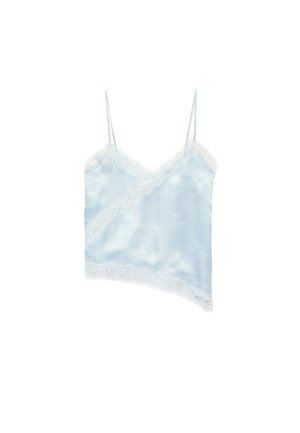 Jasnoniebieska satynowa koszulka na cienkich ramiączkach, z koronkową lamówką wzdłuż dekoltu i brzegu, oraz asymetrycznym dolnym brzegiem.