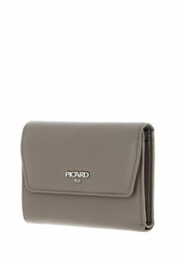 Portefeuille en cuir gris avec fermeture à rabat, équipé de ferrures argentées et d'un logo de marque embossé. Texture lisse avec une forme rectangulaire compacte.