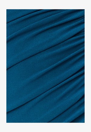 Tyrkysová texturovaná látka s záhybovým dizajnom, ktorý obsahuje jemné záhyby a mierny lesk. Materiál pôsobí ľahko a hladko.