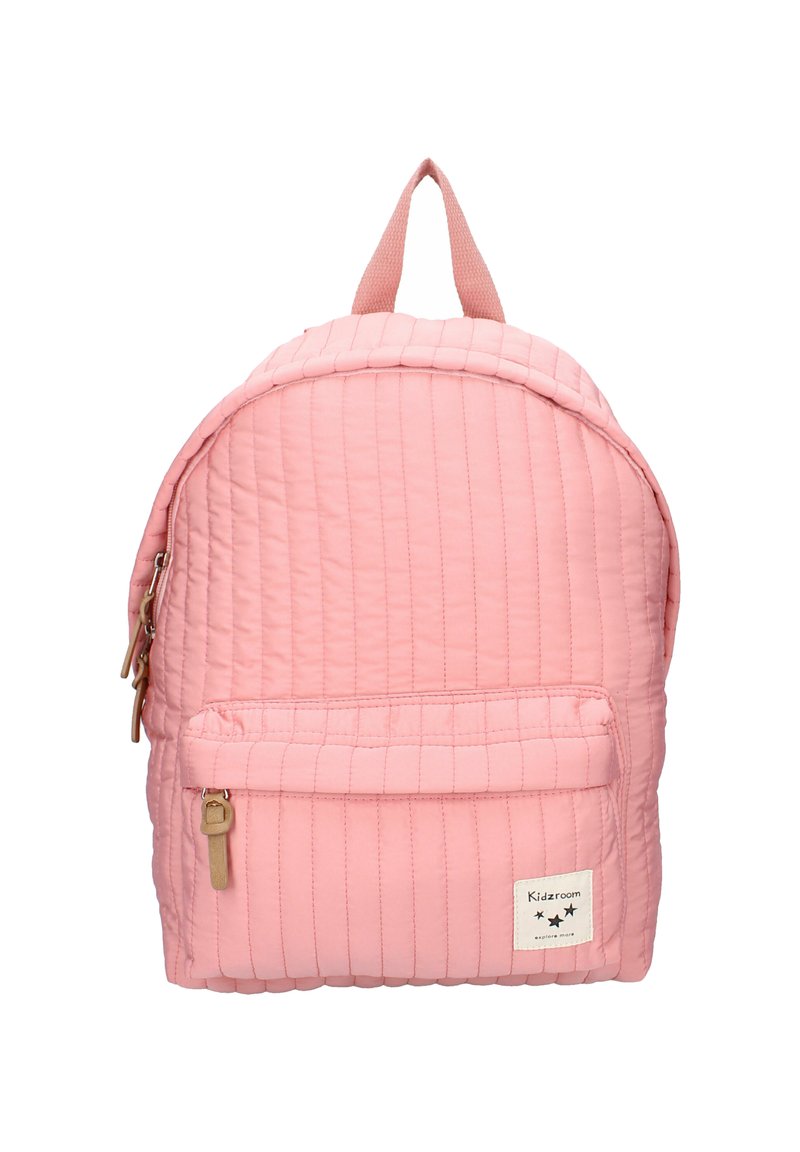 Rosa quiltad ryggsäck med rundad form, utrustad med en framficka med dragkedja, texturerade ränder och ett handtag för bärande.