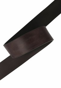 Cinturón de cuero ancho en color marrón oscuro con una textura suave. Presenta un diseño elegante y minimalista sin hardware visible ni acentos.
