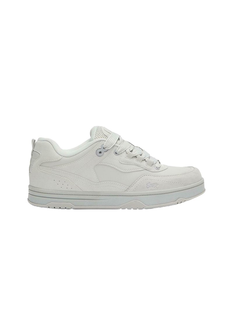 Sneakers bianchi con esterno in pelle liscia, punta rotonda e colletto imbottito. Presentano lacci, fori per lacci e una suola in gomma testurizzata.