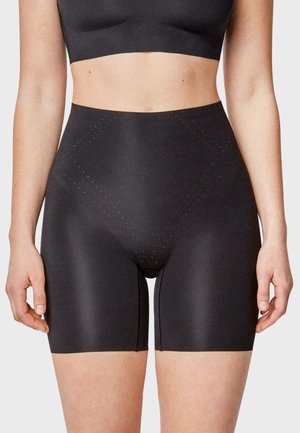 Shorts altos negros con una textura suave y elástica. Presentan perforaciones sutiles en forma de diamante y un diseño estilizado.