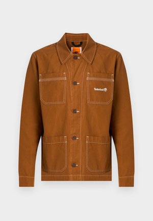 Bruine katoenen jas met een kraag, twee voorzakken en witte stiksels. Voorzien van een Timberland-logo op de linkerborst. Klassieke pasvorm.