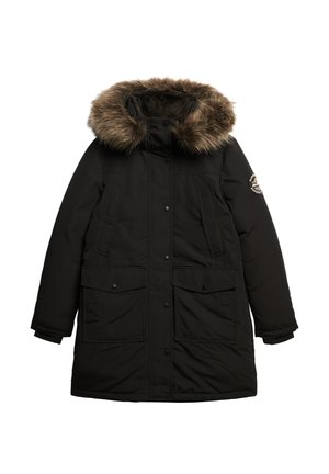 Parka nera con cappuccio foderato in pelliccia sintetica, chiusura con zip e bottoni a pressione, due tasche frontali e una toppa sulla manica.