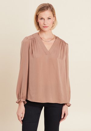 Lichtbruine, lange mouwen blouse met een V-hals,Gathered schouders en gerimpelde manchet. Glad materiaal en losse pasvorm. Gecombineerd met donkere broek.