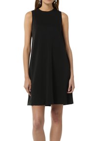 Czarna sukienka bez rękawów z okrągłym dekoltem, w kształcie litery A, o gładkiej teksturze i długości do kolan. Brak widocznych wzorów lub akcentów.