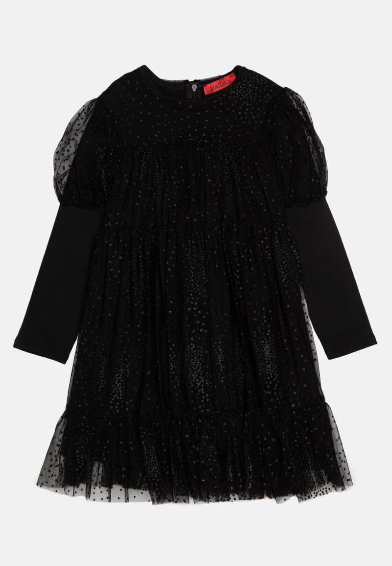 Svart kjole med tulle-overlay med prikkede mønstre, lange ermer og rynket midje. Lukking med glidelås bak og myk fôr.