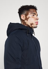 Newport Bay Sailing Club HOODED PARKER - Casaco de inverno - navy