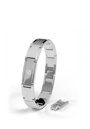 Silbernes Metallarmband mit Verschluss, teilweise geöffnet gezeigt, wobei ein Verschlussteil abgelöst und daneben gelegt ist.