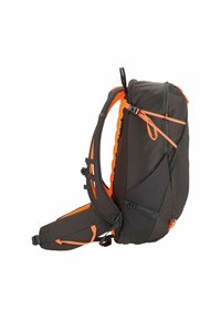 Schwarzer Rucksack mit orangefarbenen Akzenten, ergonomischer Form, verstellbaren Riemen und mehreren Schnallen. Verfügt über einen strukturierten Stoff mit einem Rastermuster.