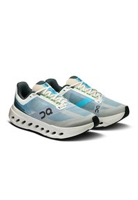 Chaussures de course légères en bleu et gris, avec un dessus en mesh, une semelle blanche avec un rembourrage et des trous de ventilation, et des accents noirs.