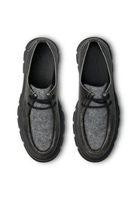 Des chaussures noires et grises avec une tige en feutre, une finition texturée et une épaisse semelle en caoutchouc. Les lacets sont intégrés dans le design pour un ajustement sécurisé.