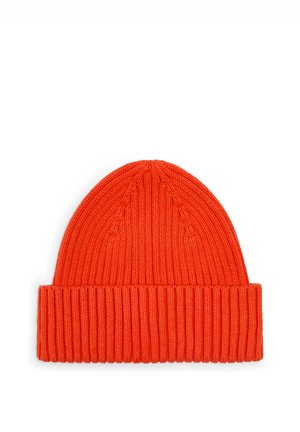 Gorro de punto color naranja brillante con puño doblado, mostrado sobre un fondo blanco liso.