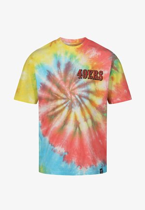 Tie-dye T-shirt met een spiraalpatroon in de kleuren rood, geel, blauw en groen. Inclusief zwart "49ERS" tekst aan de voorkant. Zacht katoenmateriaal.