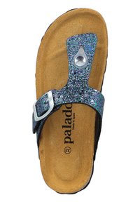 Glitzernde blaue und lila Sandale mit Korkfußbett, verstellbarem silbernem Schnallenverschluss und schwarzer strukturierter Sohle. Markenlogo auf dem Fußbett aufgedruckt.