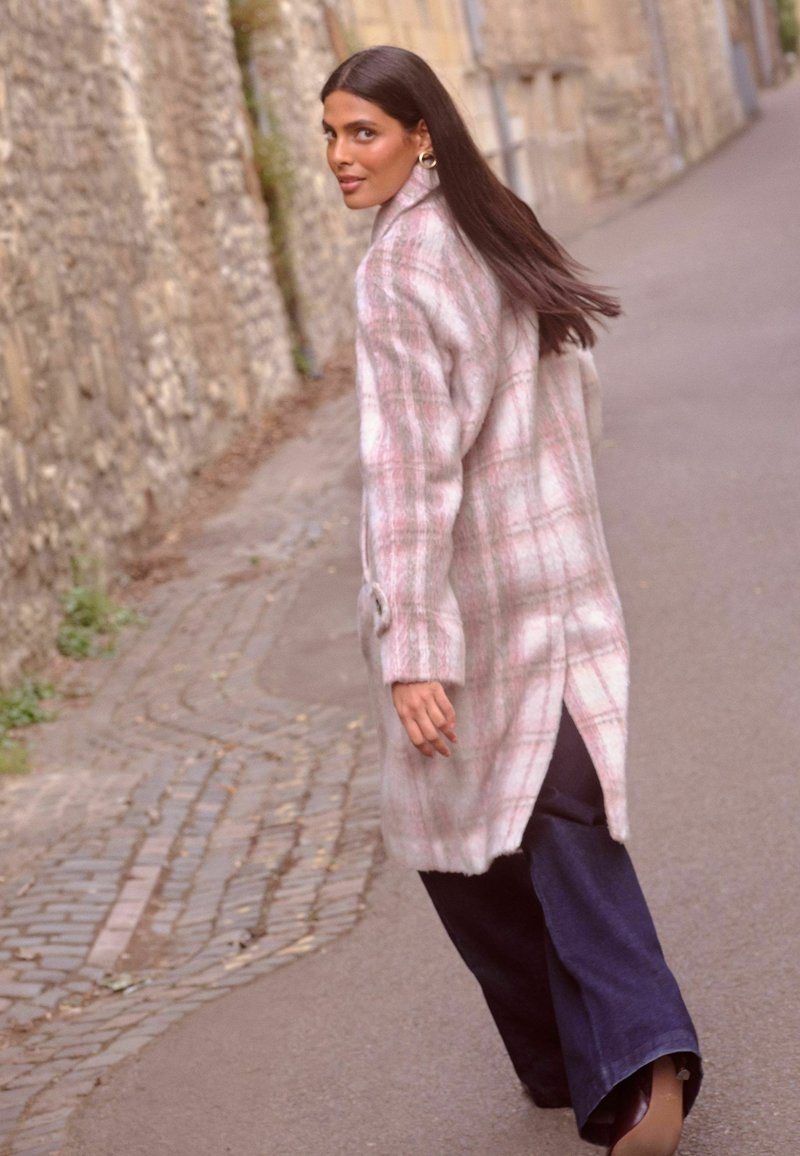 Cappotto Quadri Cappotto Fucsia E Nero Love Roses REGULAR FIT CAR - Main Image