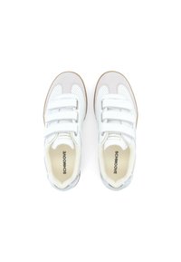 Scarpe da ginnastica bianche con accenti grigi, dettagli in rete e tre cinturini regolabili in Velcro. Suola in gomma per una buona aderenza; fodera interna liscia.