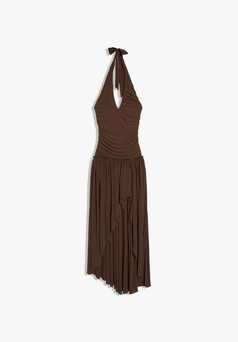Robe marron sans manches à col halter avec corsage froncé et jupe plissée asymétrique suspendue sur fond blanc.
