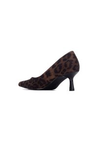 Zapato de tacón alto con estampado de leopardo, punta afilada, tejido suave y un pequeño tacón de aguja negro. La vista lateral resalta el diseño único y la textura.