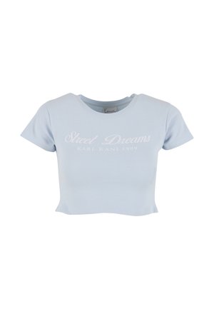 T-shirt bleu clair court en tissu doux. Caractérisé par un col rond et des manches courtes. Texte "Street Dreams" imprimé en blanc sur le devant.