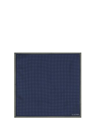 Écharpe bleue marine avec un motif à pois blancs, bordée d'un liseré gris, fabriquée à partir d'un matériau doux. Nom de la marque affiché dans le coin inférieur.