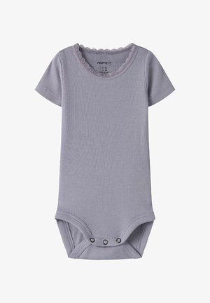 Fliederfarbener, gerippter Baby-Body mit kurzen Ärmeln, Spitzenbesatz am Halsausschnitt und drei Druckknöpfen im Schritt für einfaches Windelwechseln.