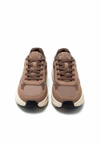 Zapatillas deportivas marrones con materiales de malla y ante, que cuentan con cordones redondos, un acabado texturizado y una entresuela beige en contraste.