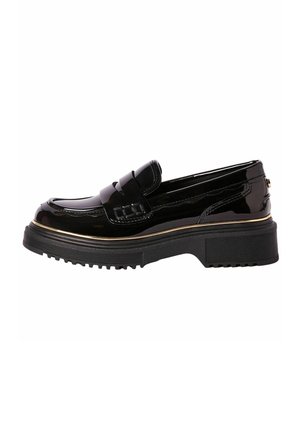 Mocassin en cuir verni noir avec semelle épaisse et bordure dorée le long du bord, vu de côté.