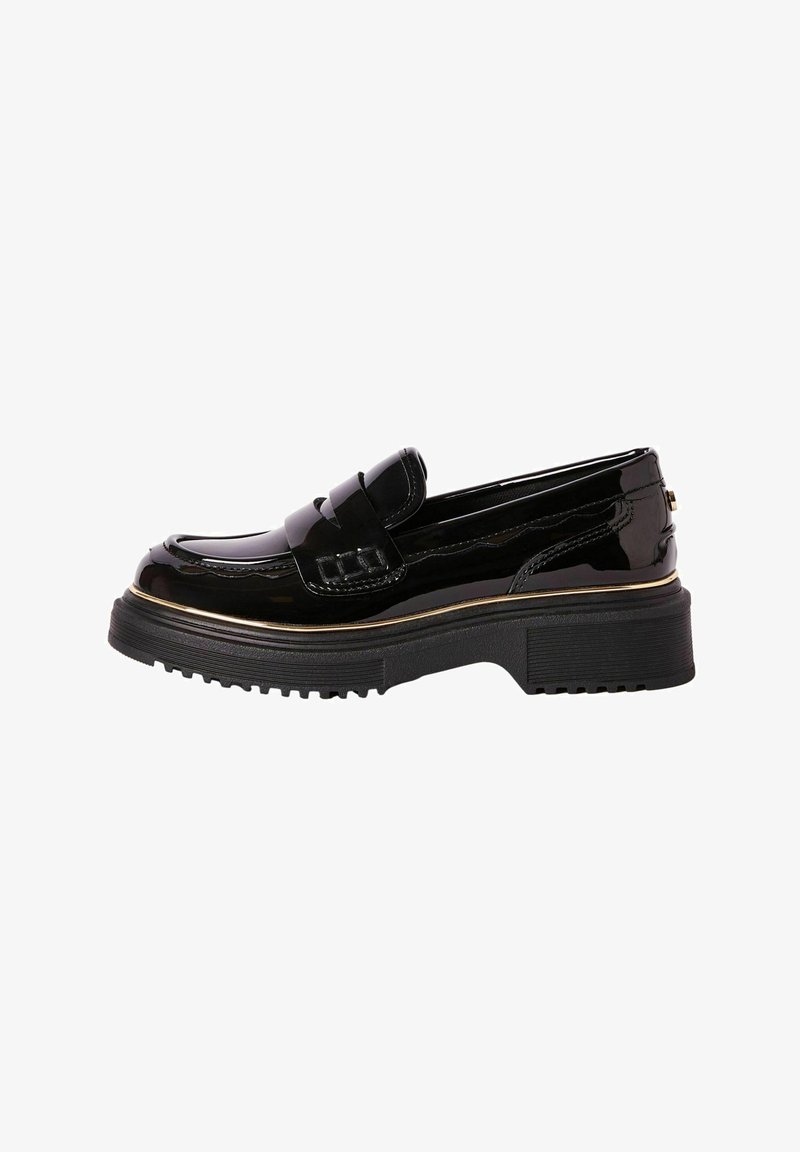 Mocassin en cuir verni noir avec semelle épaisse et bordure dorée le long du bord, vu de côté.