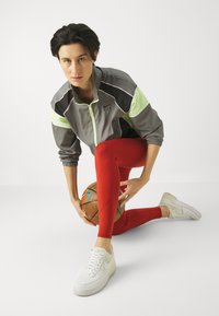 Jordan JORDAN SPORT - Tamprės - dune red/white