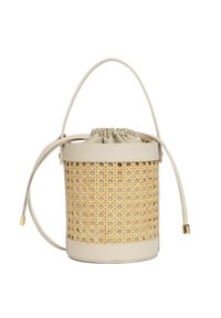 Borsa a secchiello tonda con esterno in rattan intrecciato e base in pelle di un beige chiaro. Caratterizzata da un'apertura con coulisse e una tracolla sottile regolabile.
