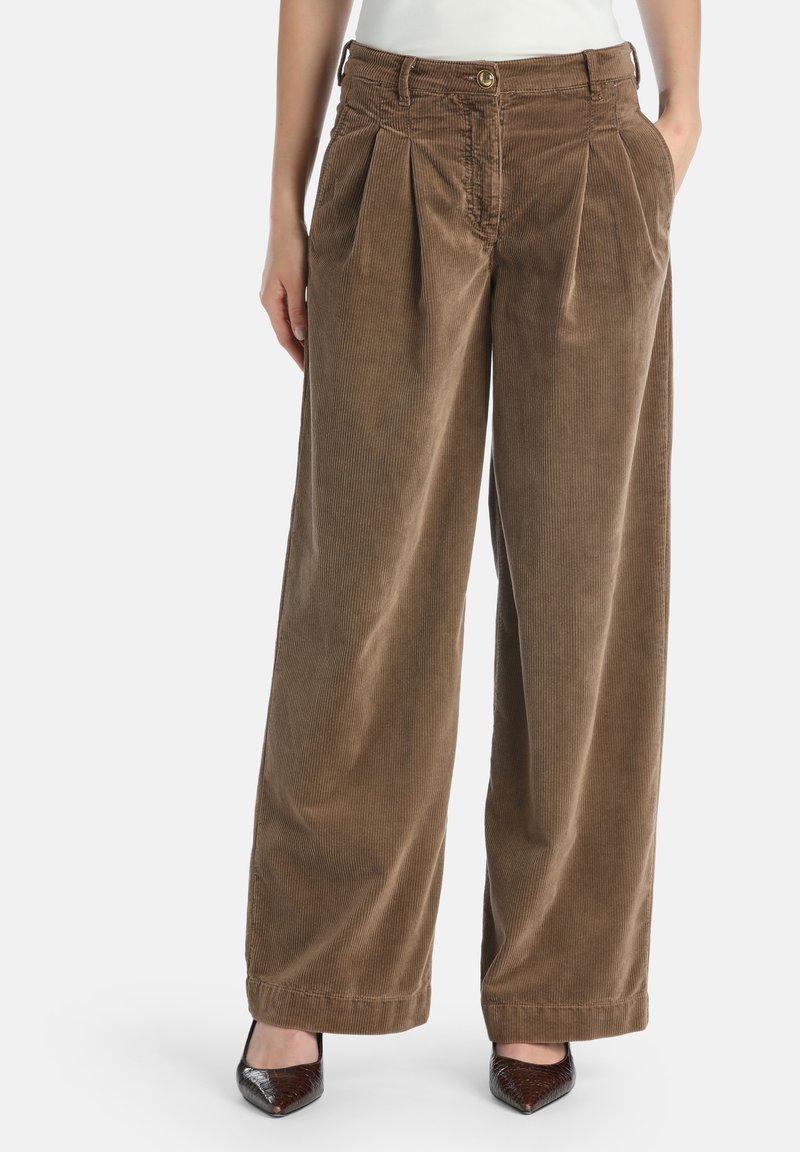 Bruine corduroy wijde broek met voorplooien, een knoopsluiting en zijzakken; textuurstof met verticale ribbels.