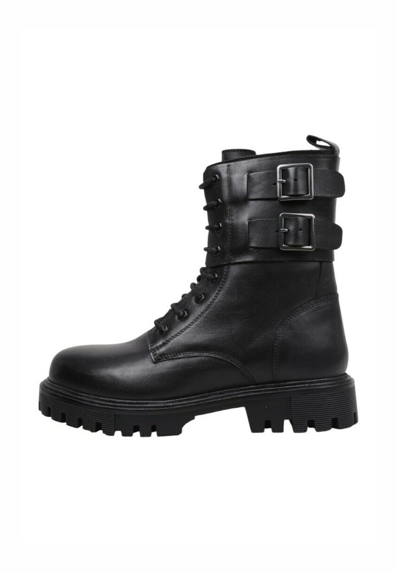 Bottines de combat en cuir noir avec fermeture à lacets, deux boucles en métal sur la tige, semelle en caoutchouc robuste et texture lisse.