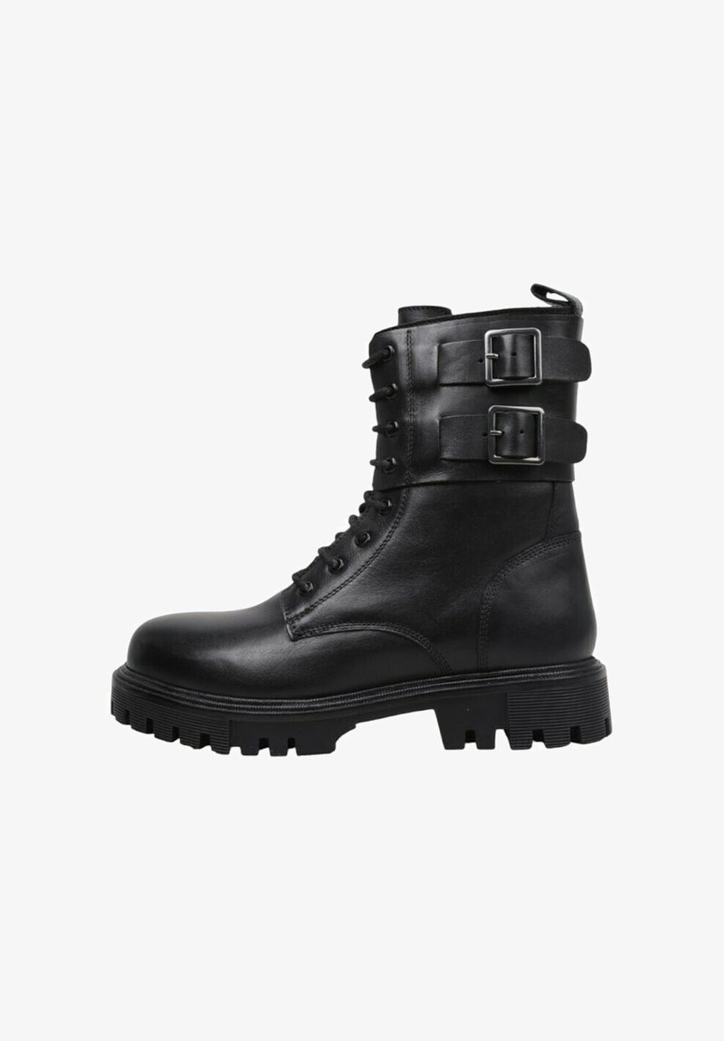 Bottines de combat en cuir noir avec fermeture à lacets, deux boucles en métal sur la tige, semelle en caoutchouc robuste et texture lisse.