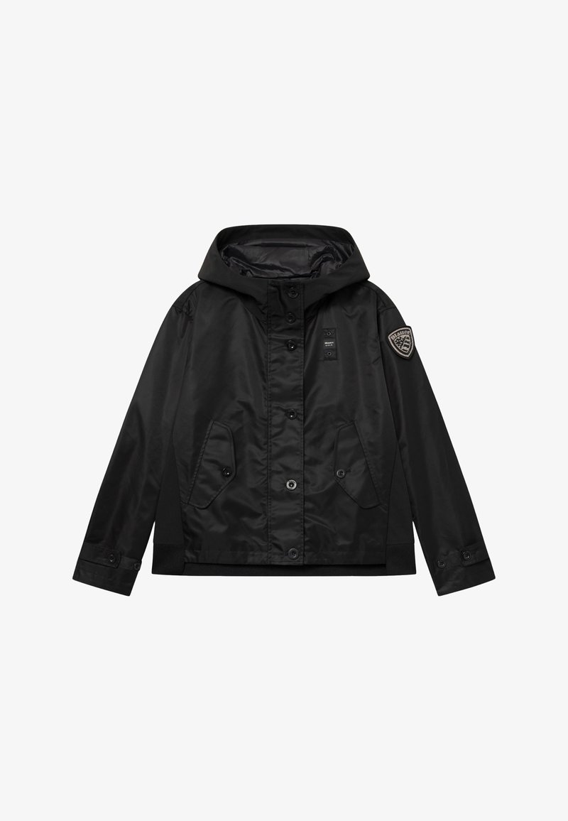 Veste noire à capuche avec fermetures à boutons, poches à rabat, écusson sur la manche et poignets ajustables.