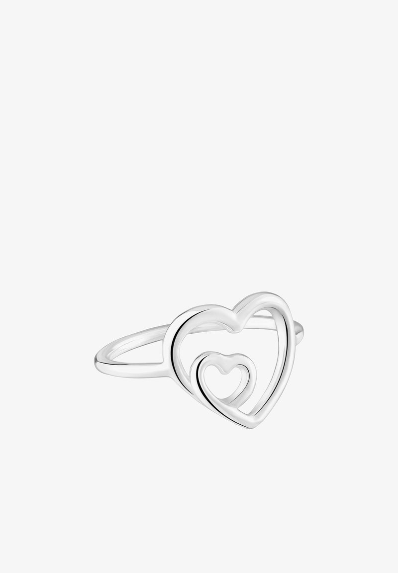 Anello d'argento con due forme di cuore aperte collegate, una più piccola all'interno di quella più grande, su sfondo bianco.
